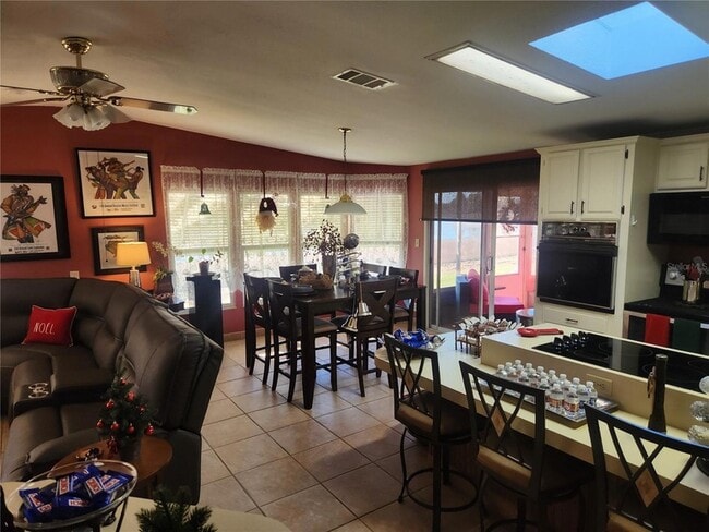 24921 Pine Hill in Leesburg, FL - Foto de edificio - Building Photo