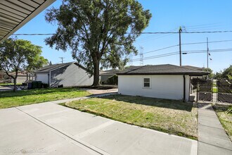 8053 Newland Ave in Oak Lawn, IL - Building Photo - Building Photo