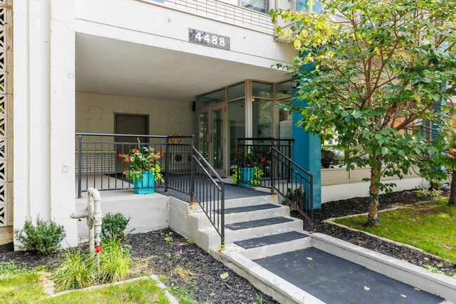 4488 Sainte-Catherine Rue O in Westmount, QC - Building Photo - Building Photo