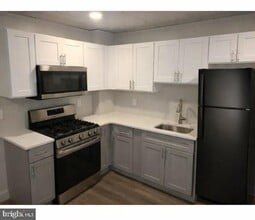 84 Carpenter St in Woodbury, NJ - Building Photo - Building Photo