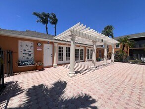 12638 Kenwood Ln in Ft. Myers, FL - Building Photo - Building Photo