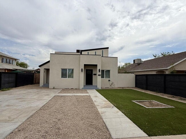 property at 2029 W Adams St