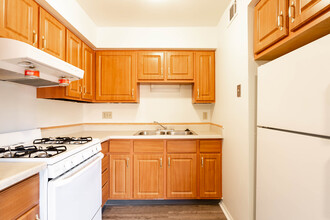 Sutton Place in Amherst, NY - Building Photo - Interior Photo