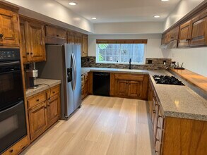 304 N Meadows Ave in Manhattan Beach, CA - Building Photo - Building Photo