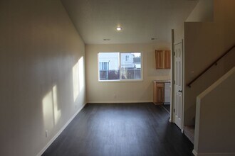 33025 NW Laurel St in Scappoose, OR - Building Photo - Building Photo