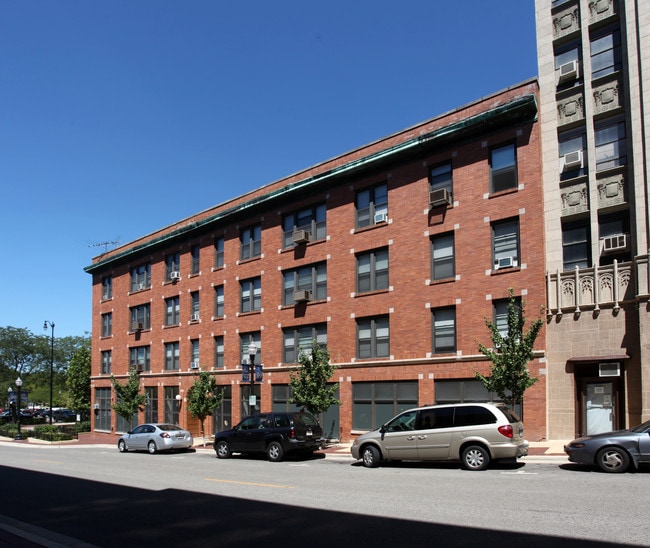 Center City Apartments in Elgin, IL - Building Photo - Building Photo