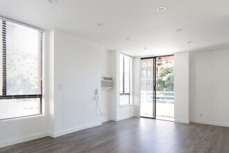 5837 Virginia Ave in Los Angeles, CA - Foto de edificio - Building Photo