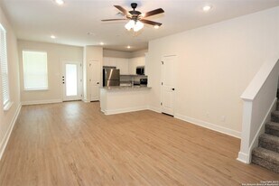 10310 Lynwood Vlg in San Antonio, TX - Building Photo