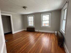 152 W Seneca St in Oswego, NY - Foto de edificio - Building Photo