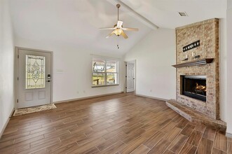 102 N Moore St in Caldwell, TX - Building Photo - Building Photo