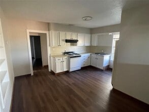 1742 Neptune Dr in Clinton, OK - Building Photo - Building Photo