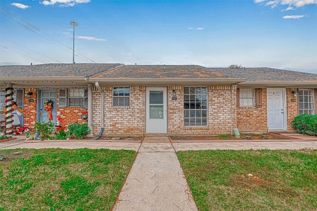 property at 1110 W Tri Oaks Ln