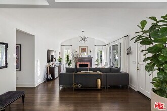 10640 Rochester Ave in Los Angeles, CA - Building Photo - Building Photo