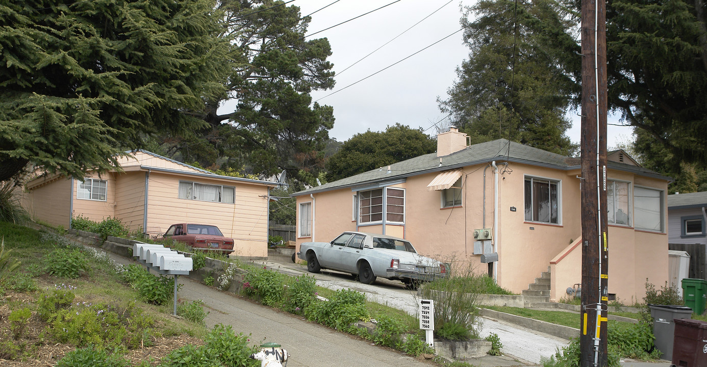 7562-7566 Circle Hill Dr in Oakland, CA - Building Photo