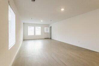 605 Craven St in Montgomery, TX - Foto de edificio - Building Photo