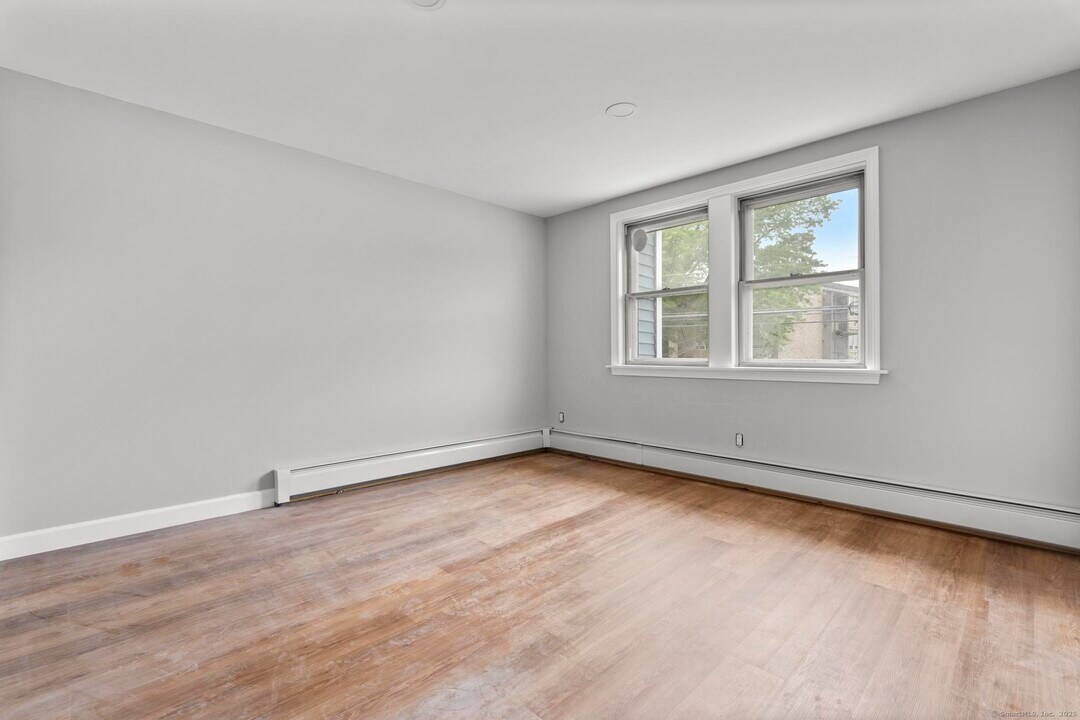 389 Highland Ave in Waterbury, CT - Building Photo