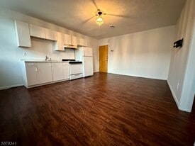 530 Valley Brook Ave in Lyndhurst, NJ - Building Photo