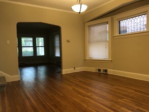 2299 Bellfield Ave in Cleveland Heights, OH - Foto de edificio - Building Photo