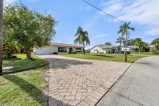 1075 SE Coral Reef St in Port St. Lucie, FL - Building Photo - Building Photo