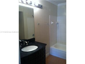 2371 NW 33rd St in Oakland Park, FL - Building Photo - Building Photo