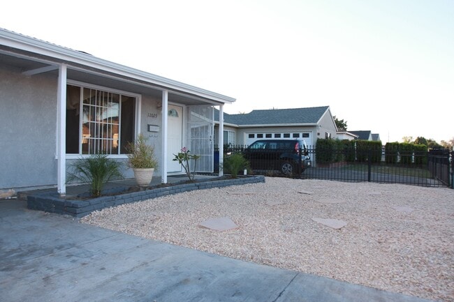 12029 Gridley Rd in Norwalk, CA - Foto de edificio - Building Photo