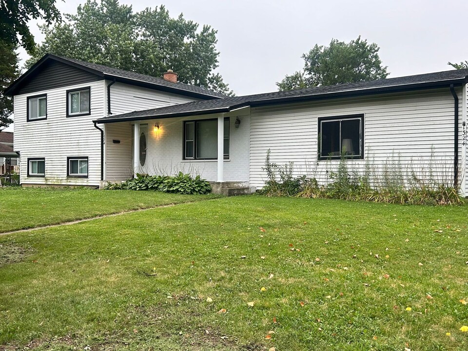 1324 Leslie Ln E in Glendale Heights, IL - Foto de edificio