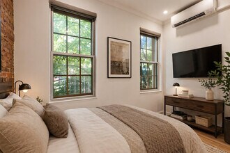 86 Christopher St in New York, NY - Building Photo - Building Photo