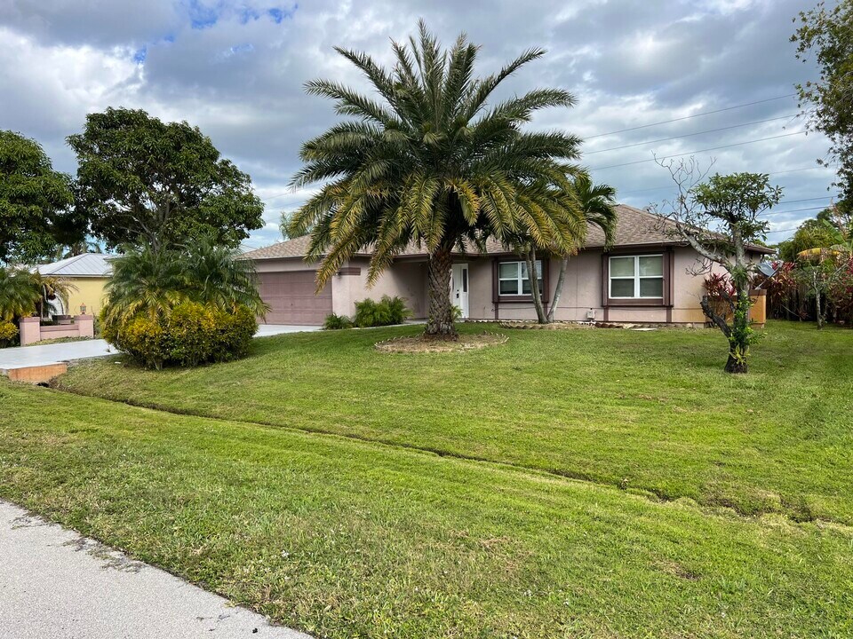 1561 SE Appamattox Terrace in Port St. Lucie, FL - Foto de edificio