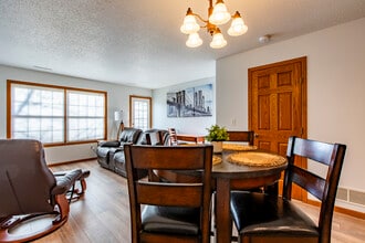 3058 River Falls Rd NW in Rochester, MN - Building Photo - Building Photo