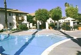 Sierra Garden Apartments in Bellflower, CA - Foto de edificio - Building Photo