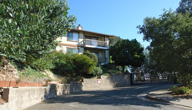 401 Laurel Ave in Pinole, CA - Foto de edificio - Building Photo