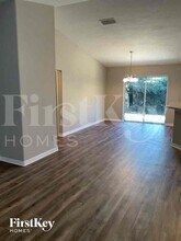 739 N Midland Dr in Deltona, FL - Foto de edificio - Building Photo