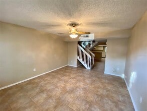 2267 Fletchers Point Cir in Tampa, FL - Foto de edificio - Building Photo