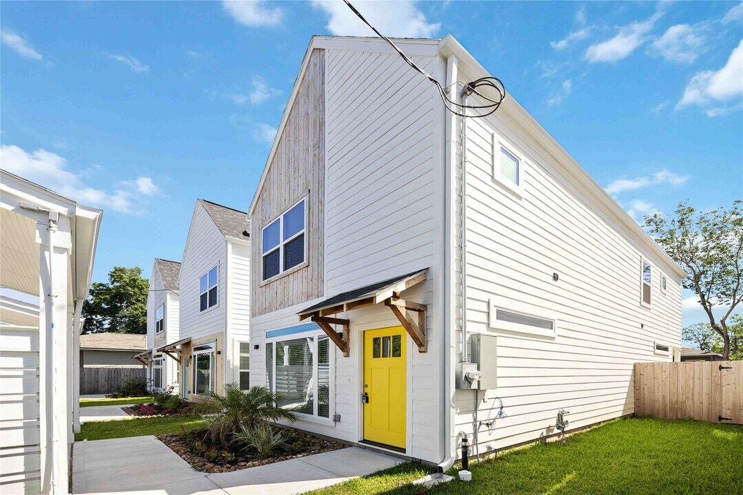 8016 Willow St in Houston, TX - Building Photo