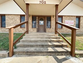 702 N Richmond Rd in Wharton, TX - Building Photo - Building Photo