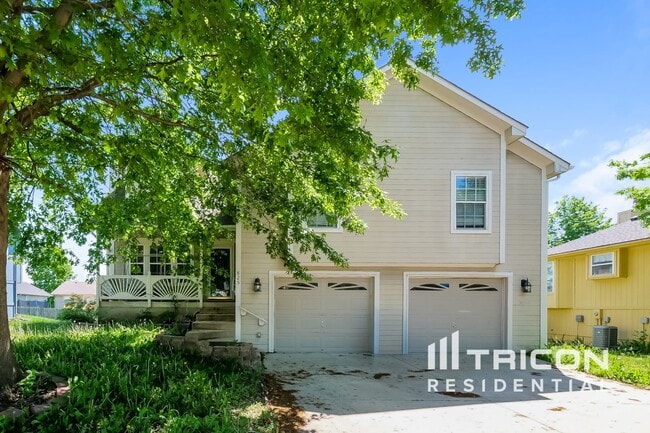 property at 825 SW Ridgeview Dr