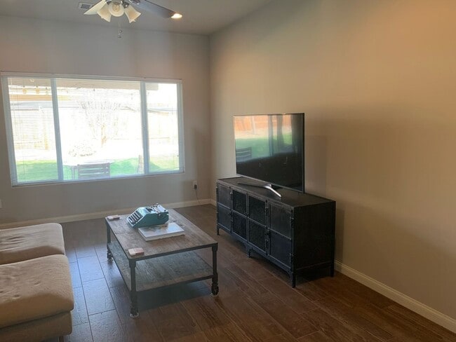 9214 Wolf River Ave in Bakersfield, CA - Building Photo - Building Photo