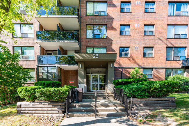 Elizabeth Tower in Mississauga, ON - Building Photo - Building Photo