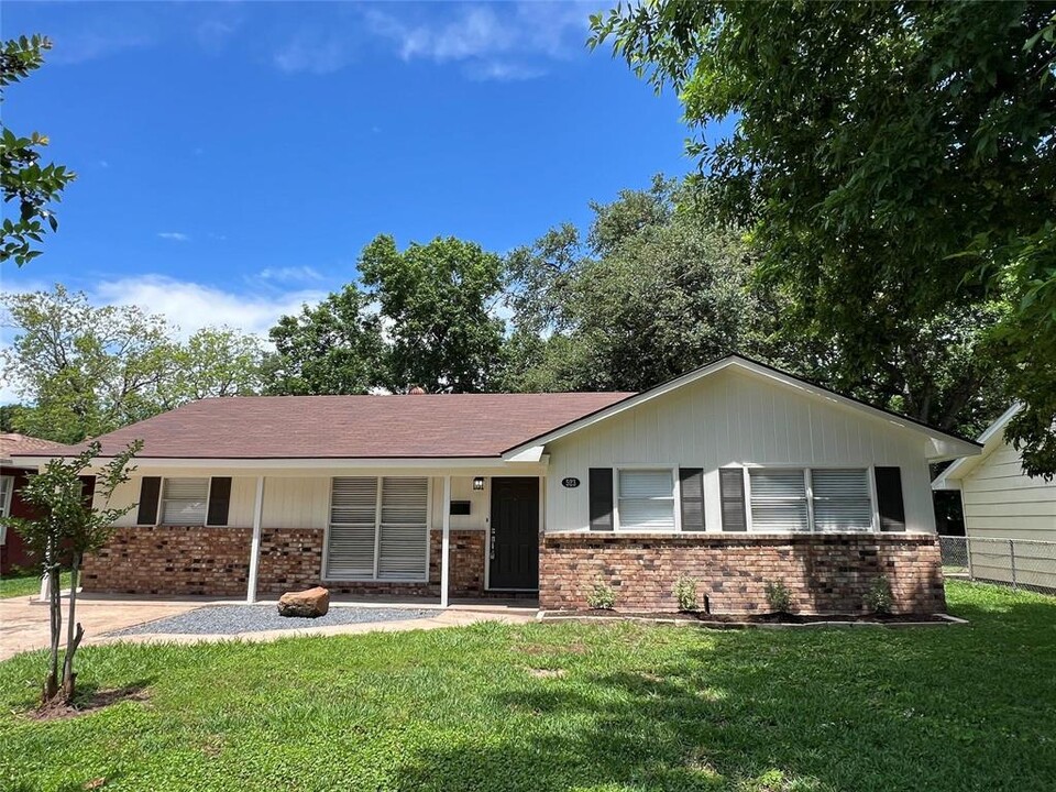 523 Wisteria St in Lake Jackson, TX - Foto de edificio