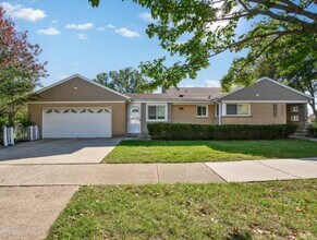 7225 E Prairie Rd in Lincolnwood, IL - Building Photo - Building Photo