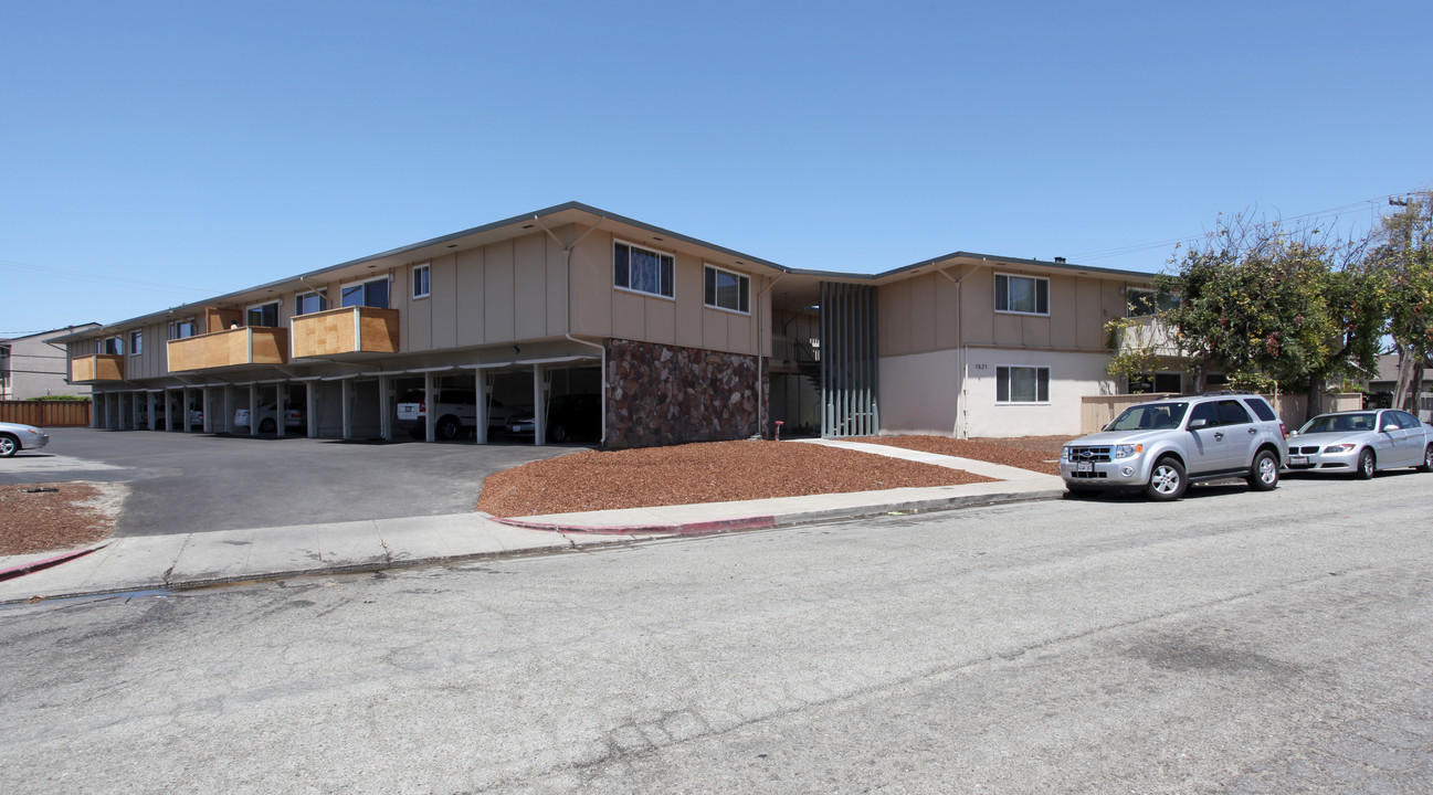 Lago Apartments in San Mateo, CA - Building Photo