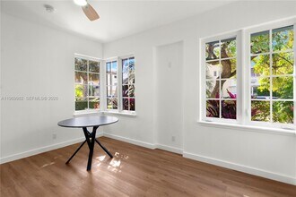 1009 Meridian Ave in Miami Beach, FL - Building Photo - Building Photo