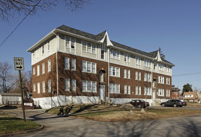 4500 W Market St in Louisville, KY - Foto de edificio - Building Photo