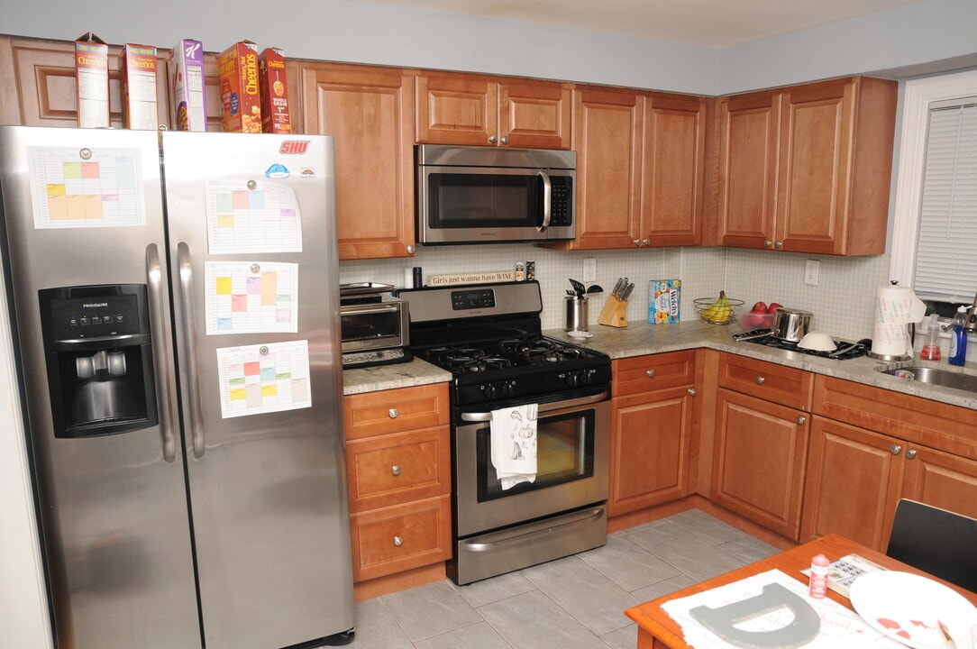 2671 Old Town Rd in Bridgeport, CT - Building Photo