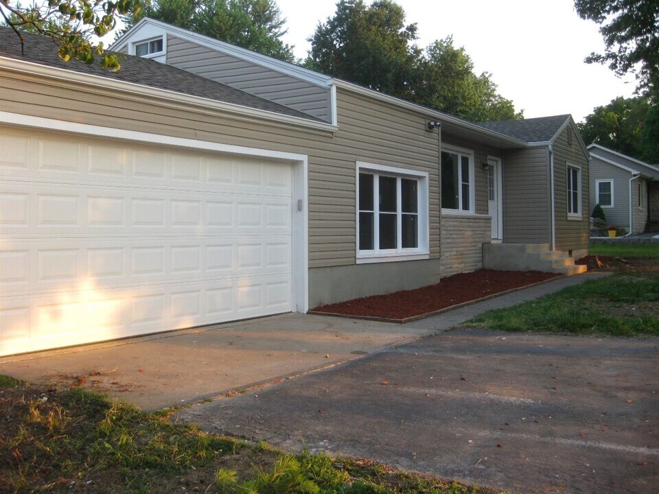 1806 S Lake Shore Ave in Springfield, MO - Building Photo