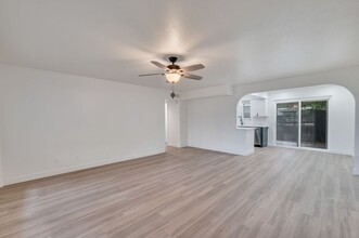 MODERN UPTOWN APARTMENTS in Phoenix, AZ - Building Photo - Building Photo