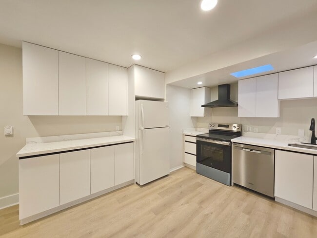 11225 Goodwin Way NE in Seattle, WA - Building Photo - Building Photo