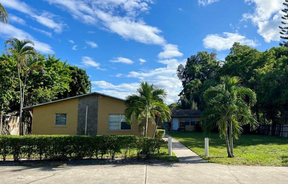 4036 Luzon Ave in Lake Worth Beach, FL - Foto de edificio