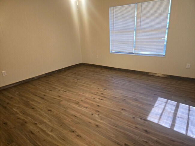 217-219 E 3rd St in Keene, TX - Building Photo - Building Photo