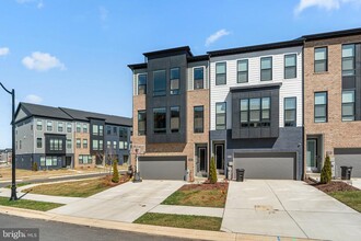 720 Glenn Lk Dr in Bowie, MD - Building Photo - Building Photo